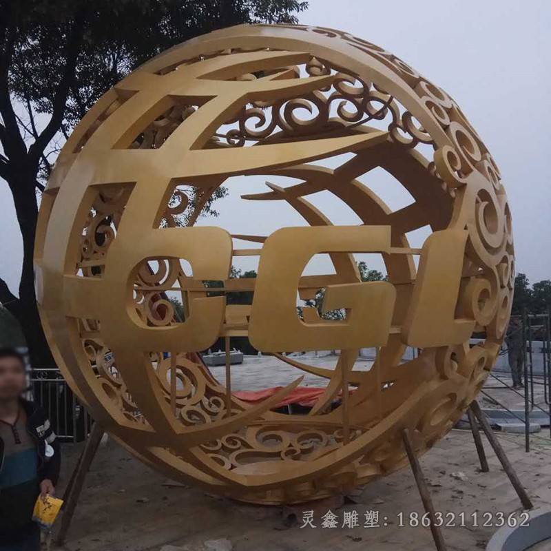不锈钢镂空球彩绘小区雕塑
