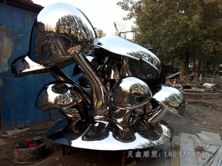 不锈钢镜面蘑菇广场景观雕塑