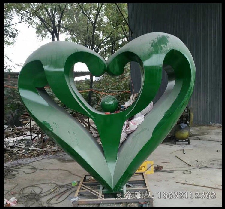 不锈钢彩绘心形广场景观雕塑
