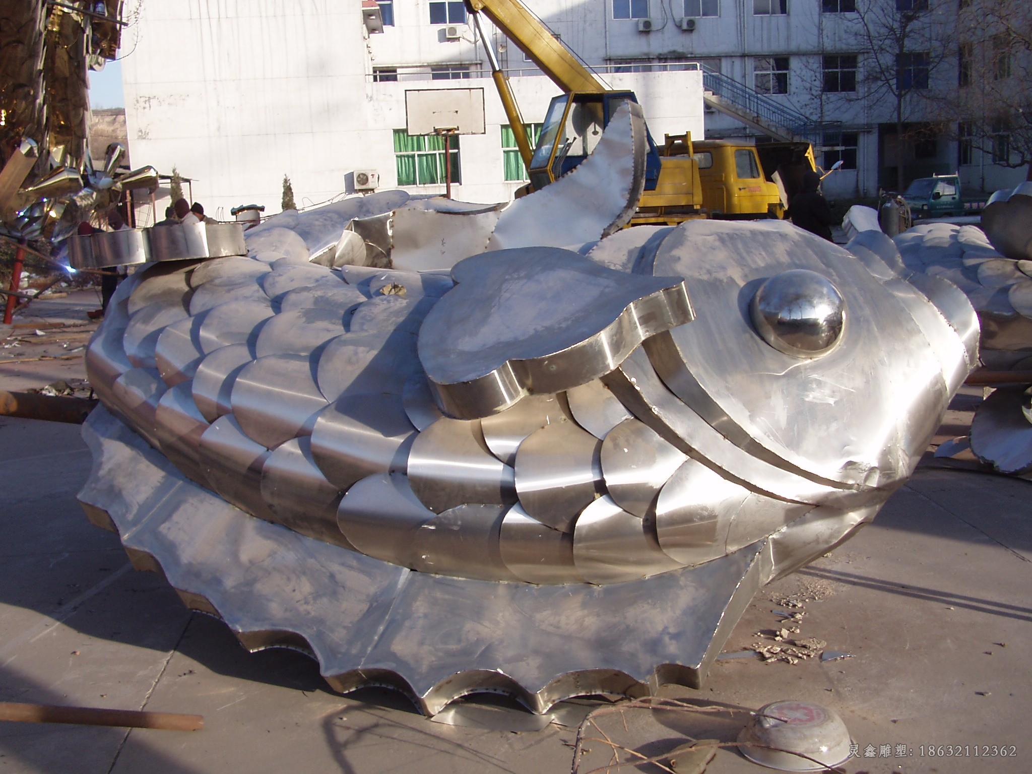 不锈钢镜面鱼城市景观雕塑