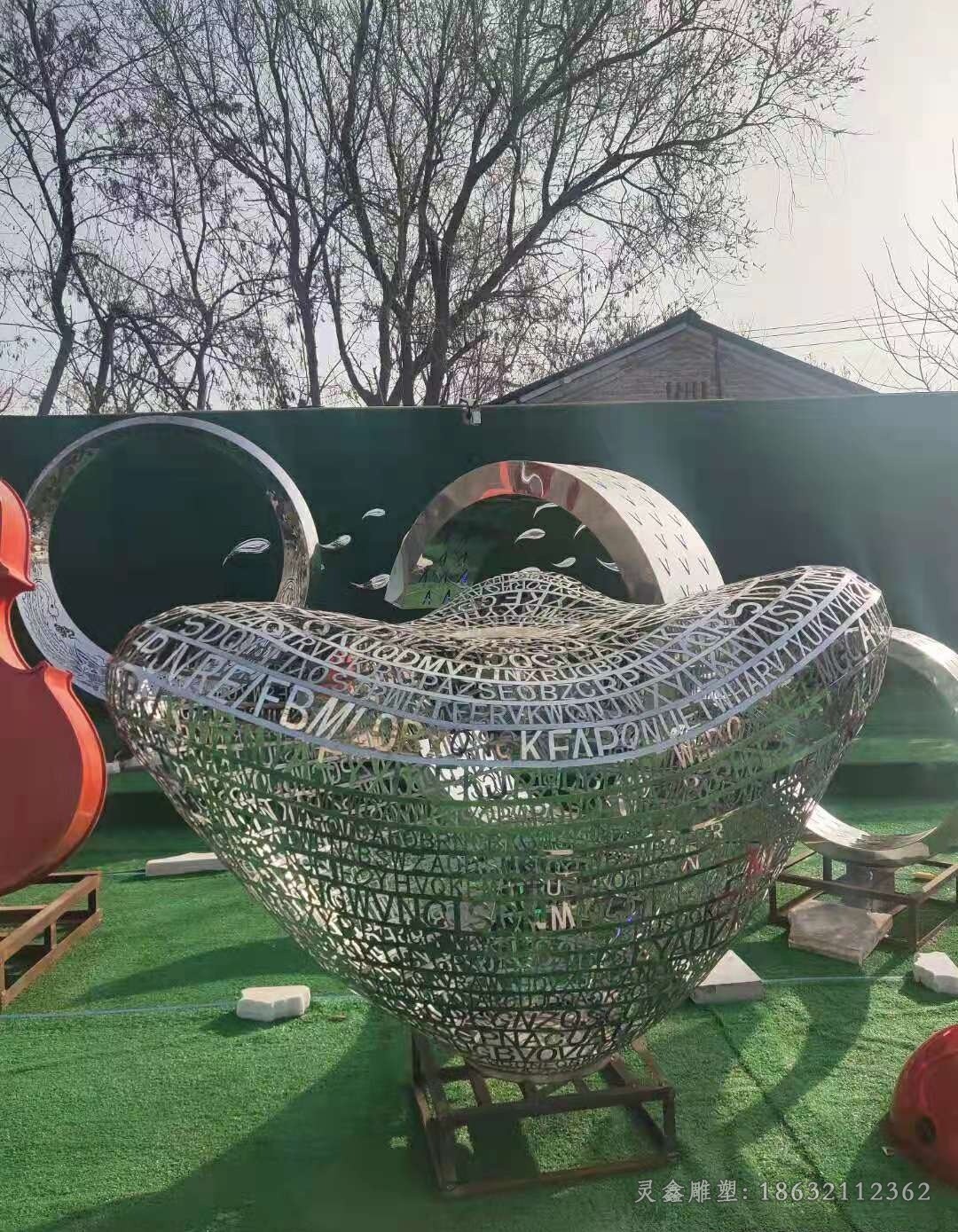 不锈钢镂空元宝广场景观雕塑