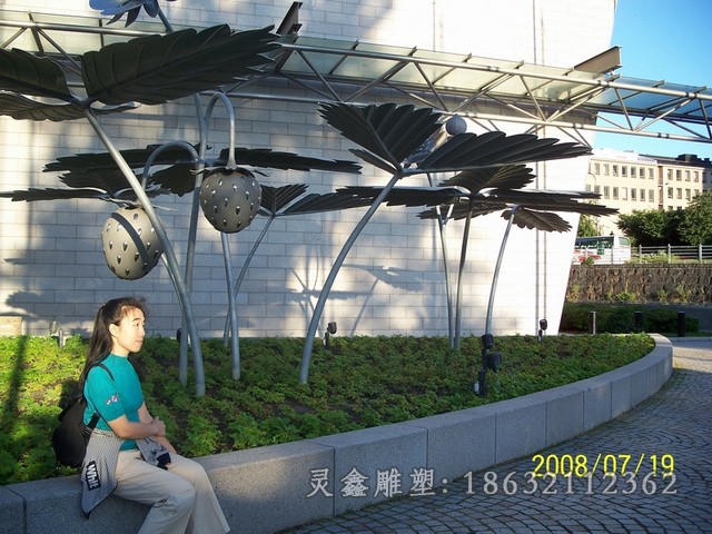 不锈钢草莓街边景观雕塑