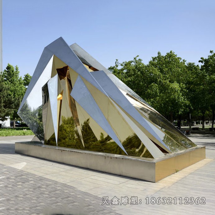 不锈钢镜面抽象标志园林雕塑。