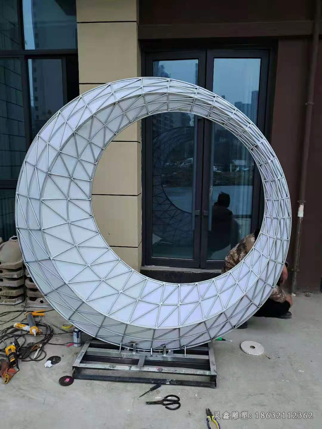 不锈钢彩绘月亮广场景观雕塑