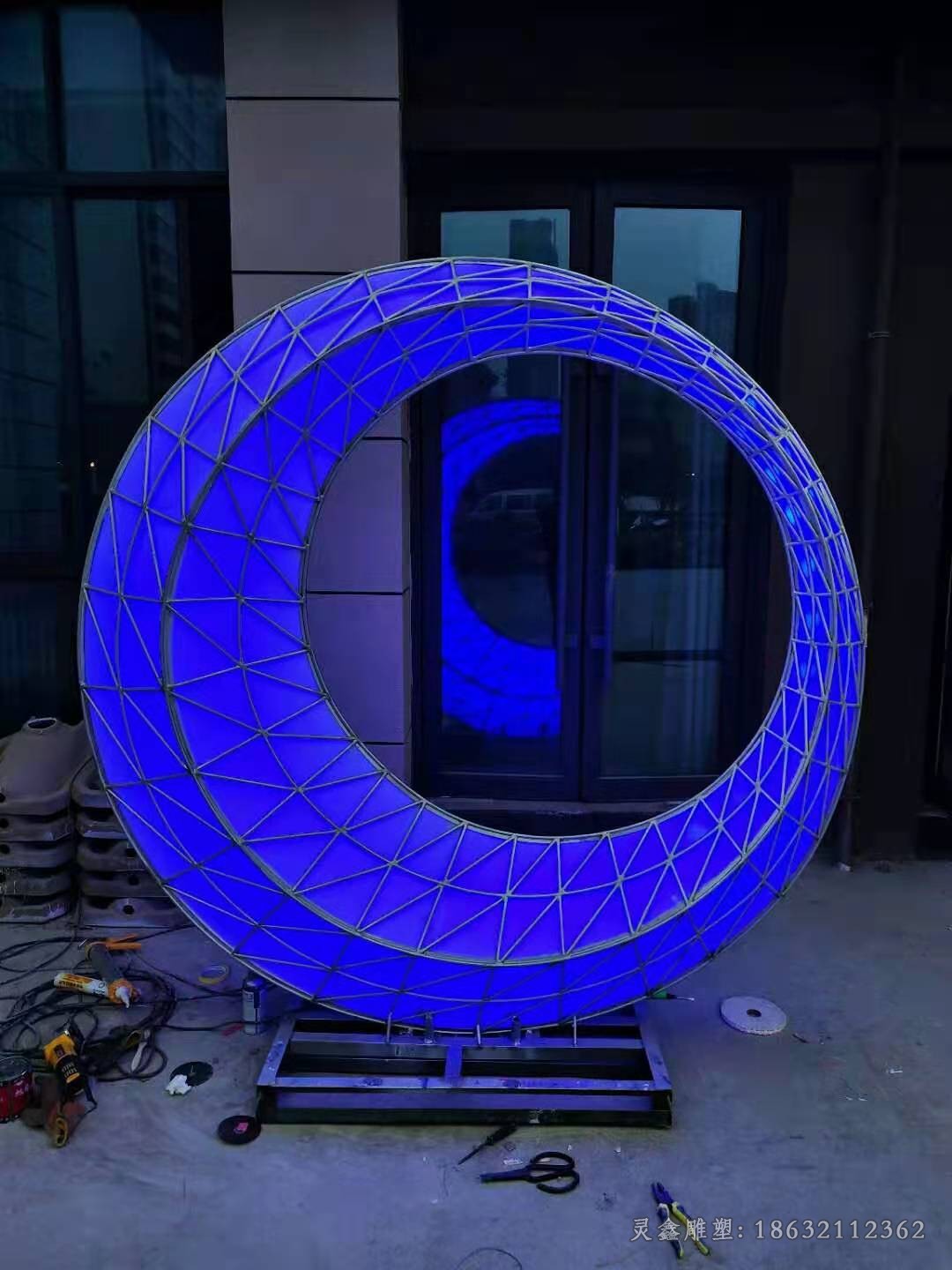 不锈钢彩绘月亮广场景观雕塑