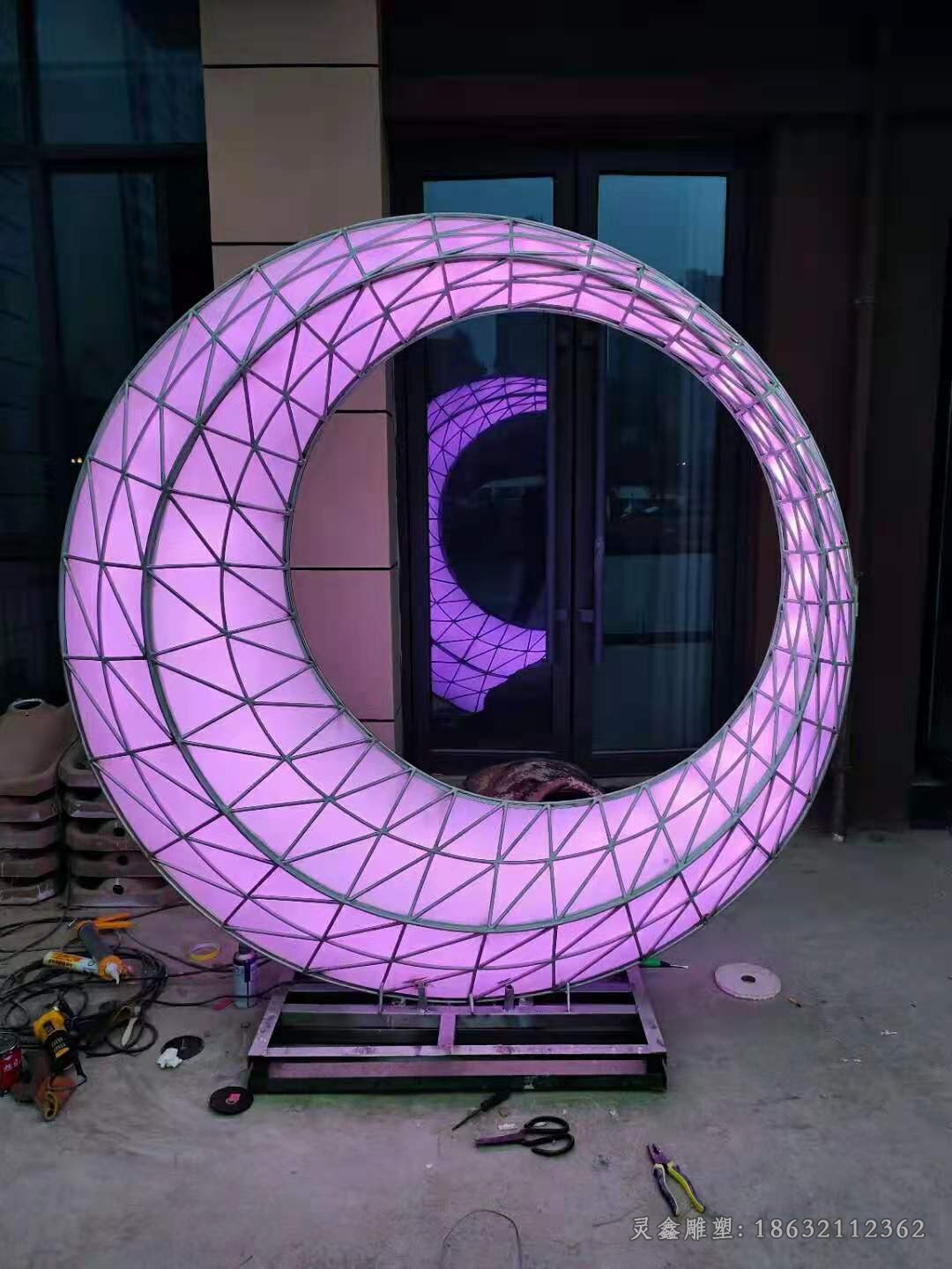 不锈钢彩绘月亮城市景观雕塑