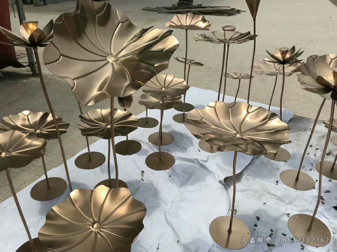 不锈钢彩绘荷花公园景观雕塑
