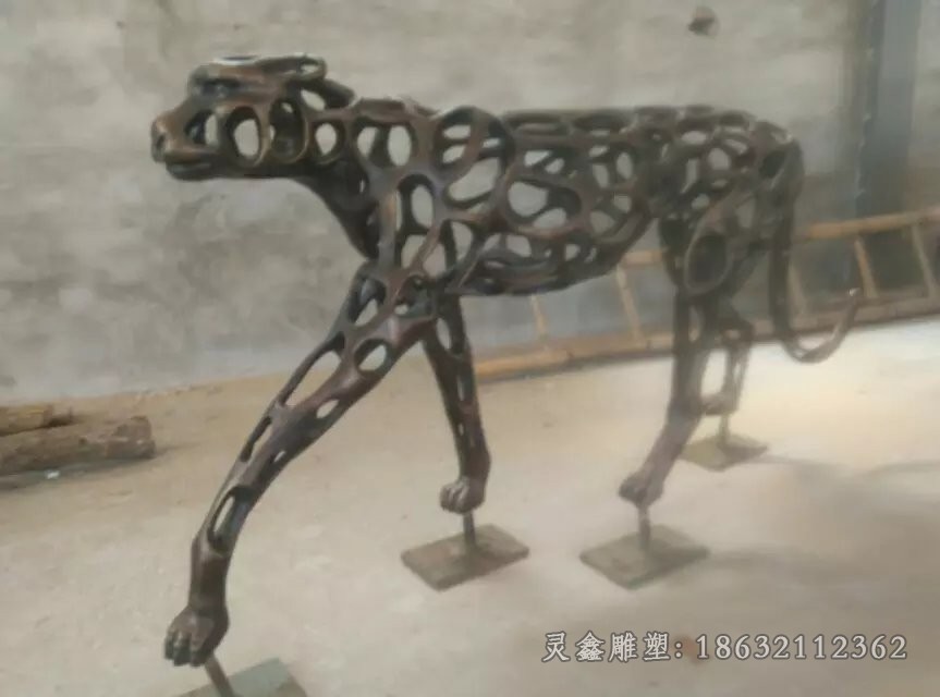 镂空豹子动物景观铜雕