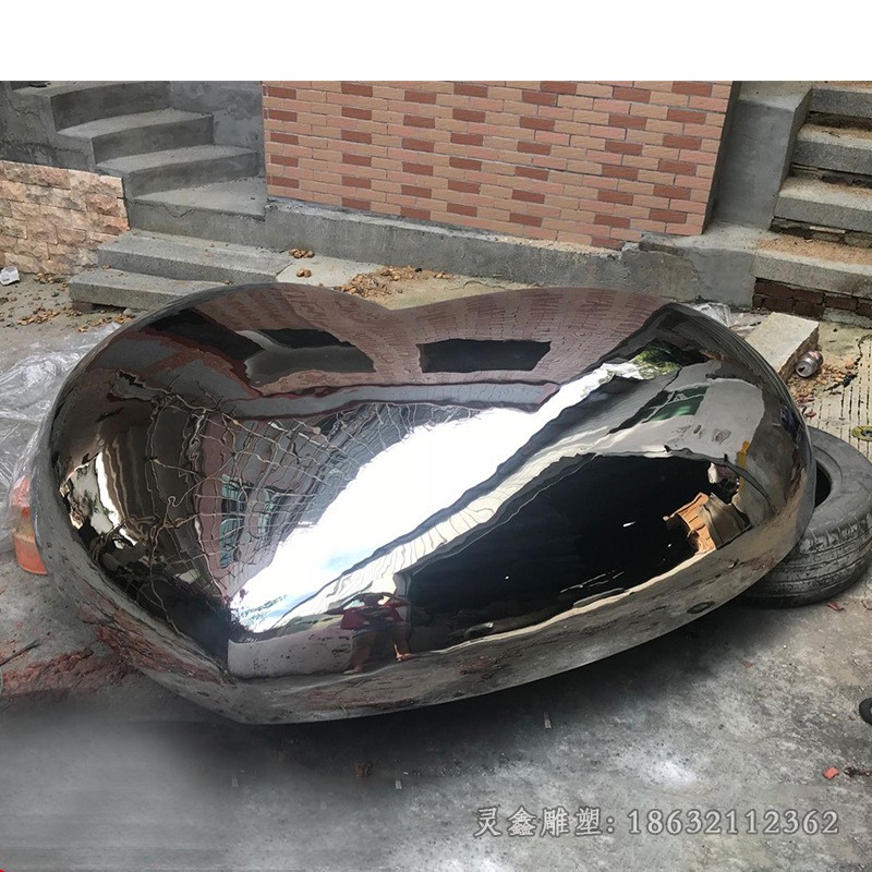 不锈钢爱心镜面景观雕塑