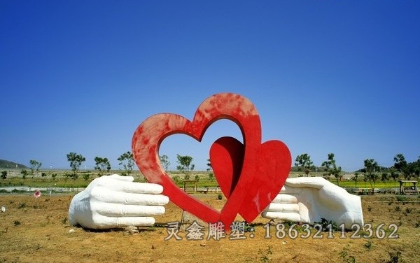 彩绘爱心标志不锈钢雕塑