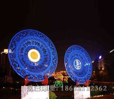 不锈钢彩绘镂空景观雕塑
