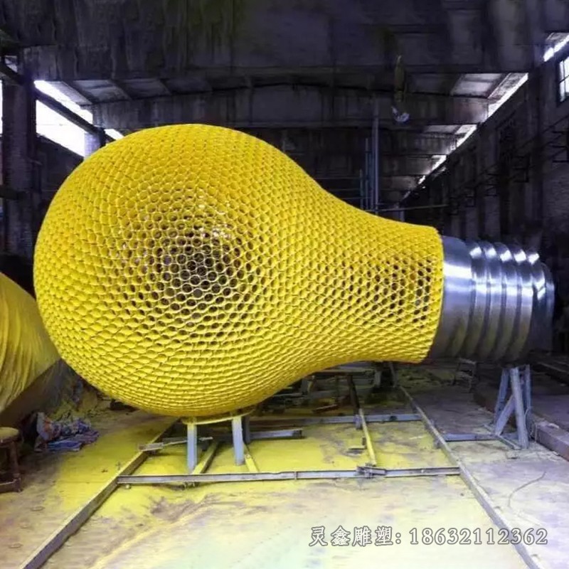 不锈钢镂空灯泡彩绘雕塑
