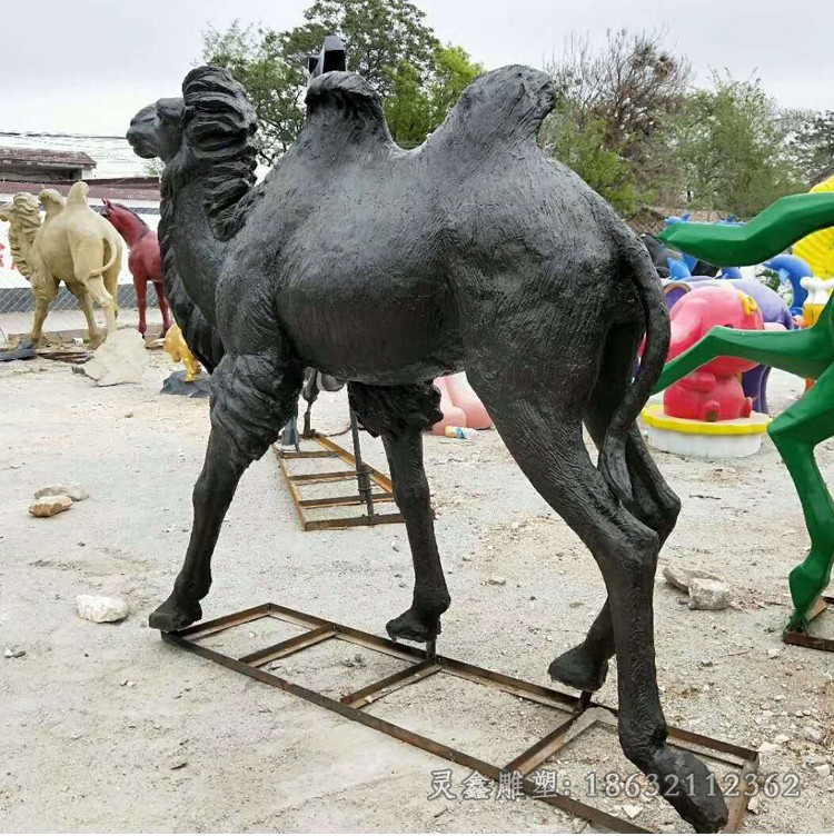 双峰骆驼广场景观铜雕