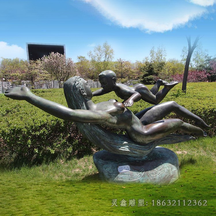 母子嬉戏人物景观铜雕