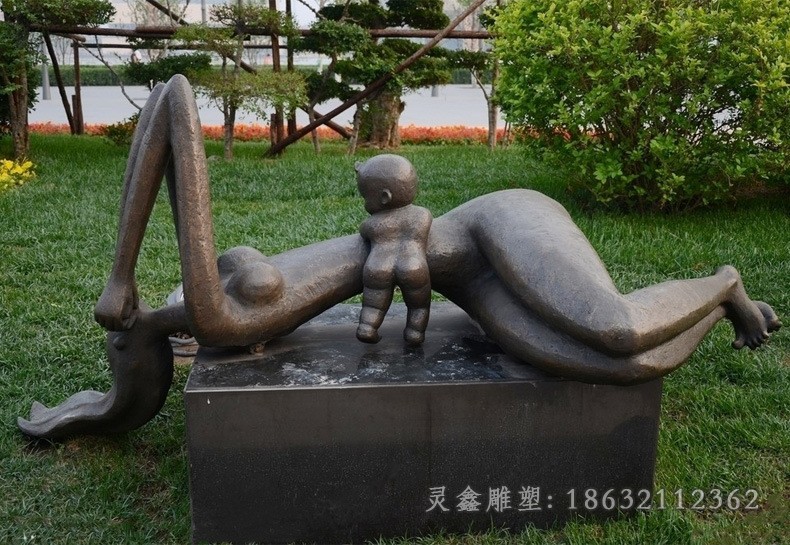抽象母子人物标志铜雕