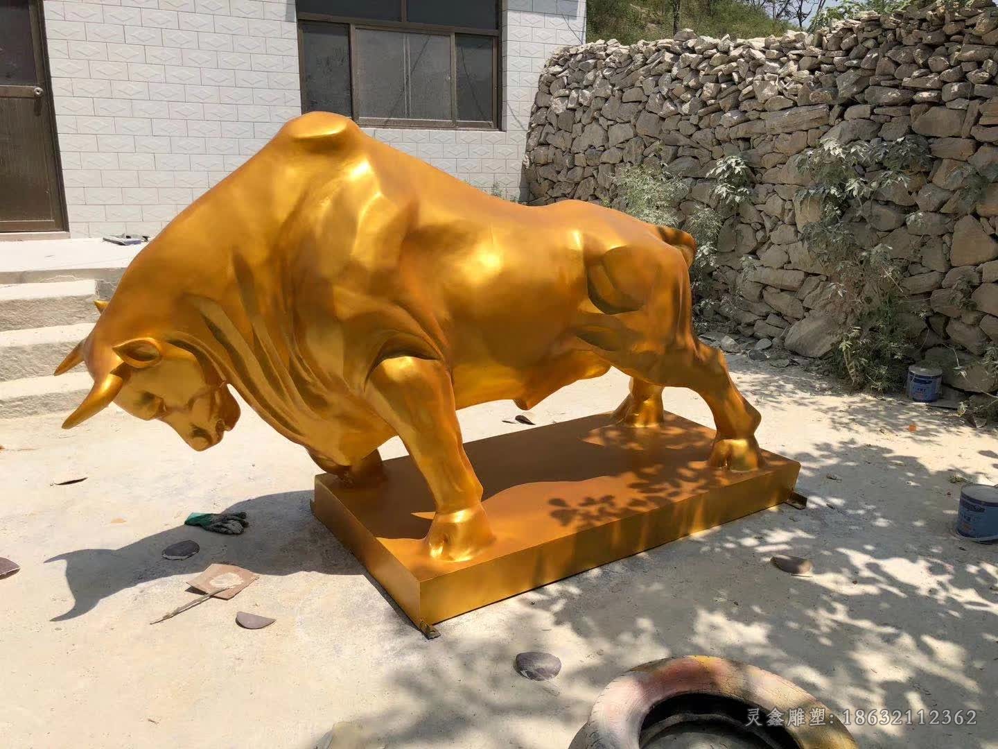金色开荒牛动物铜雕