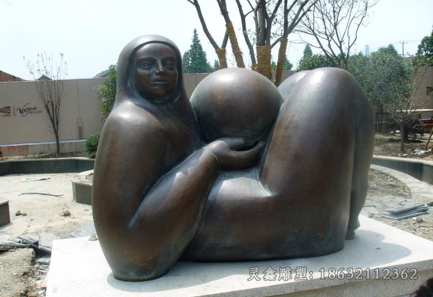 胖女人抽象景观铜雕