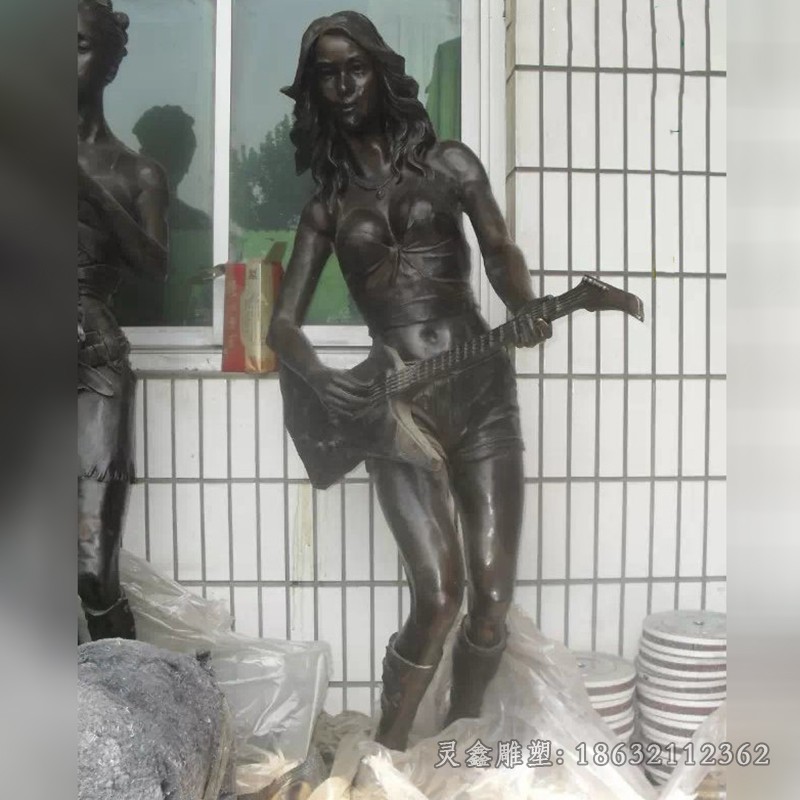 弹乐器女人景观铜雕