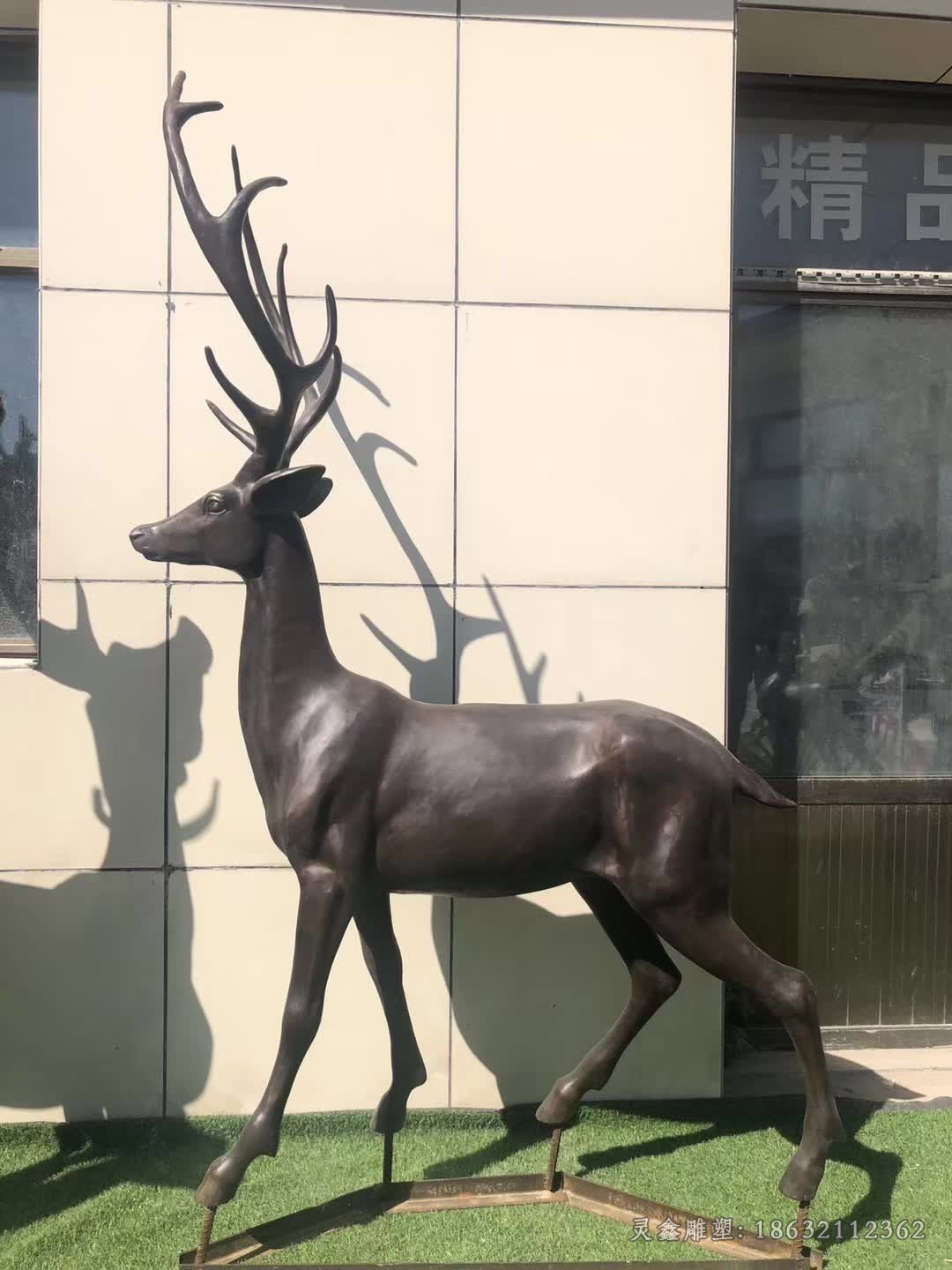 转头叉角鹿景区铜雕