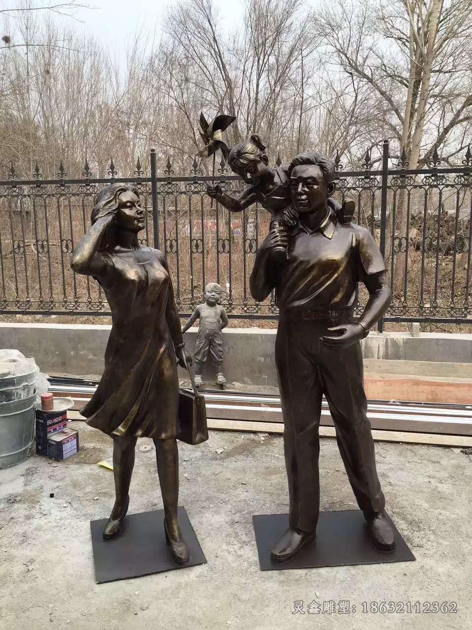 一家三口城市人物铜雕
