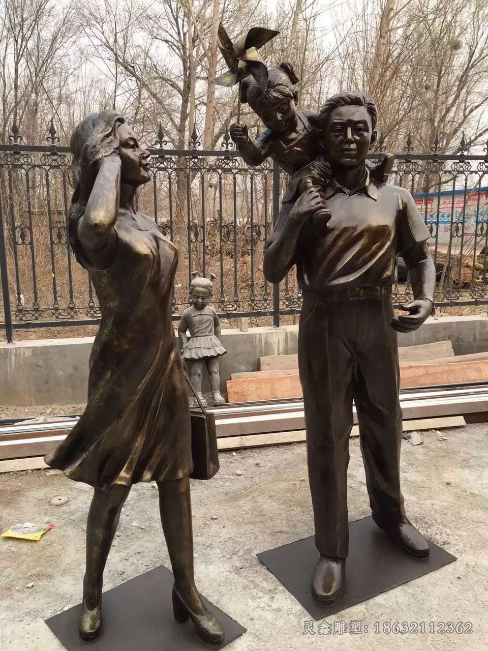 一家三口城市人物铜雕