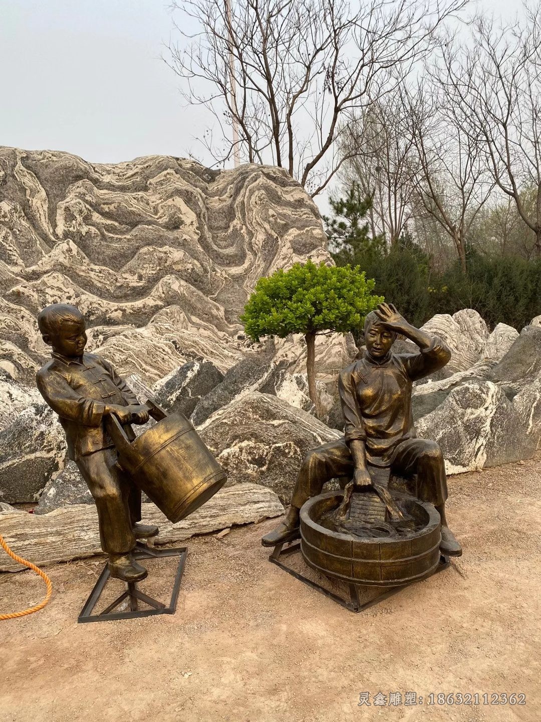 一家三口打水洗衣服景观铜雕