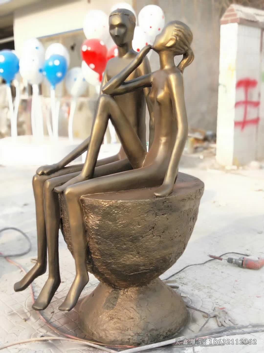 抽象坐着聊天情侣人物铜雕