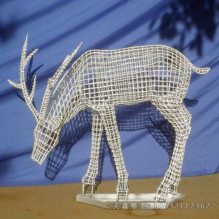 低头镂空小鹿不锈钢雕塑