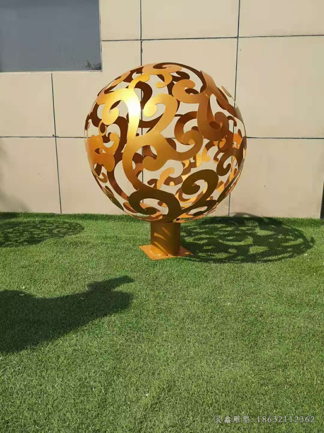不锈钢景观金色镂空球雕塑