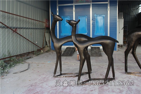 情侣小鹿街边景观铜雕
