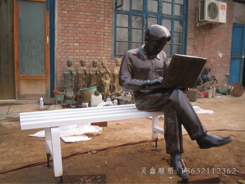 青年玩电脑人物景观铜雕
