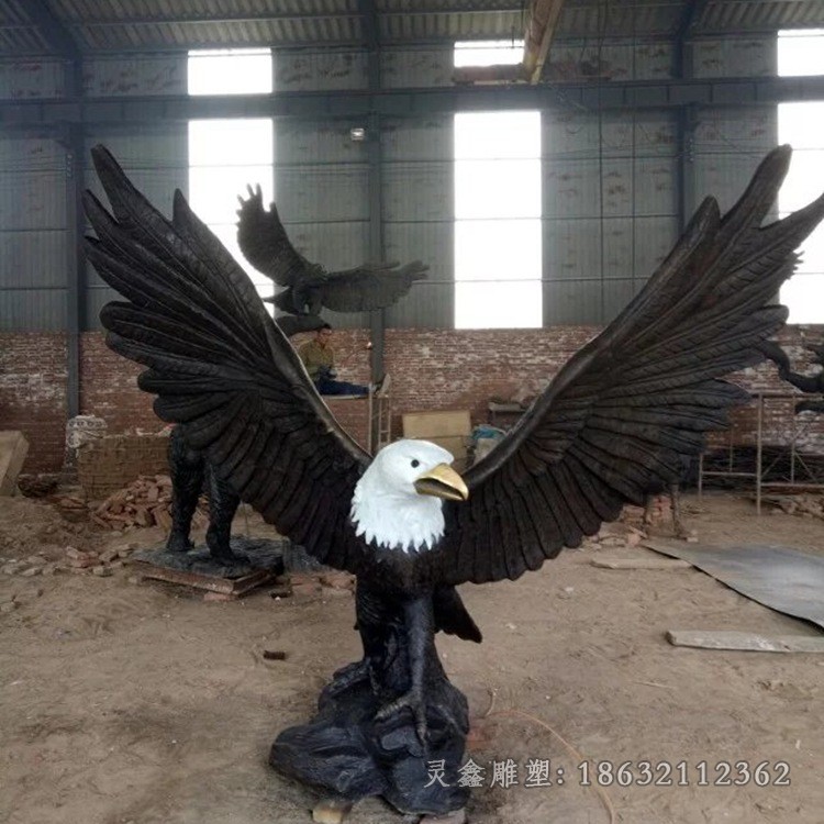 展翅老鹰校园景观铜雕