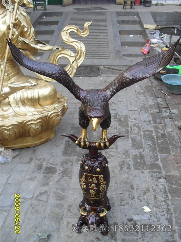 展翅老鹰街边景观铜雕
