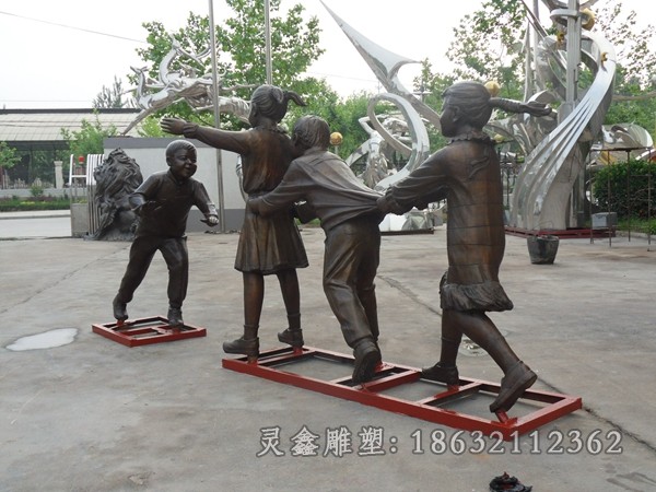 老鹰捉小鸡小区人物铜雕