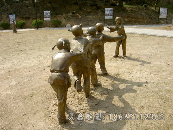 老鹰捉小鸡景区人物铜雕