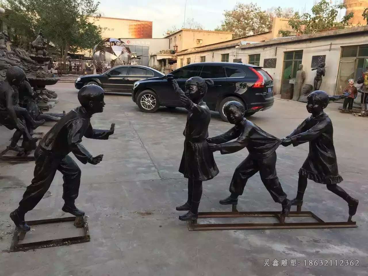 老鹰捉小鸡街边人物铜雕