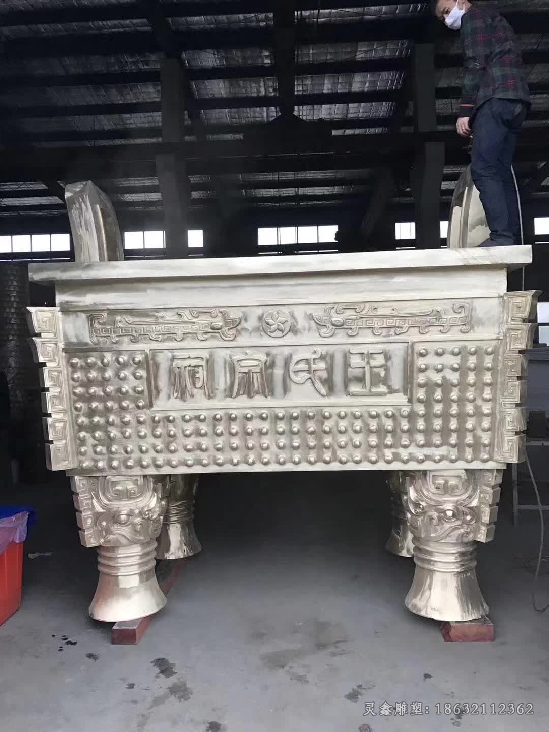 四足方鼎抽象景观铜雕