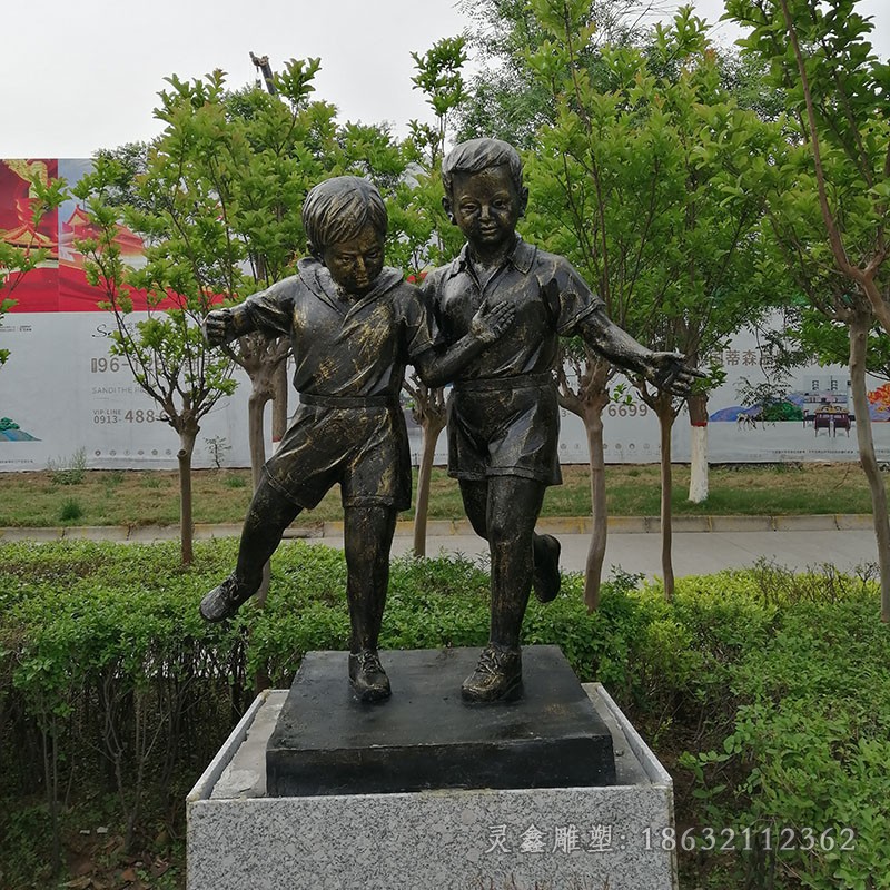 儿童踢足球庭院景观铜雕