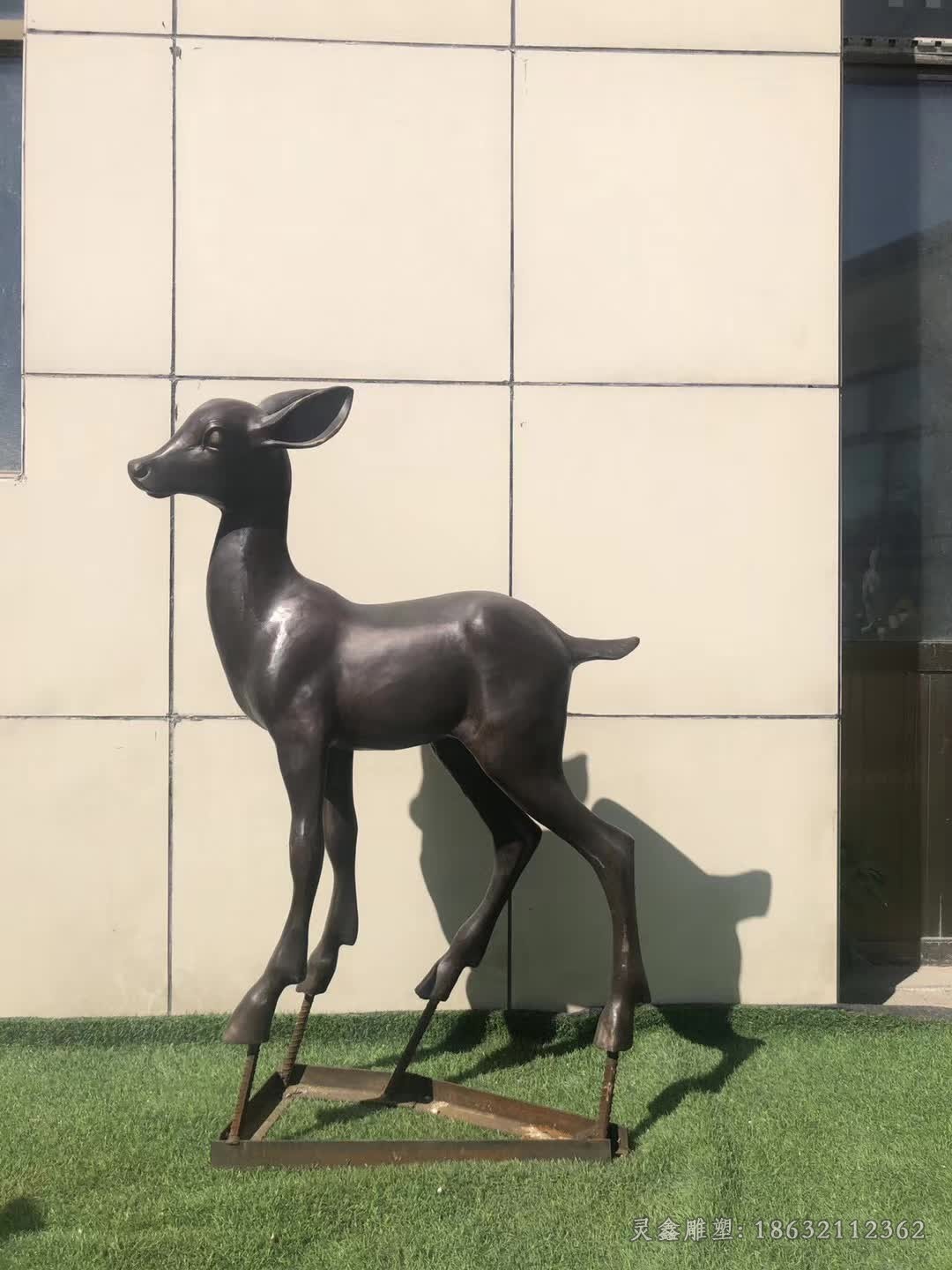 站姿小鹿景观标志铜雕