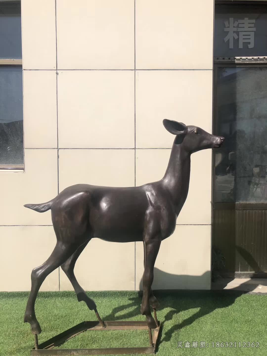 站姿小鹿景观标志铜雕