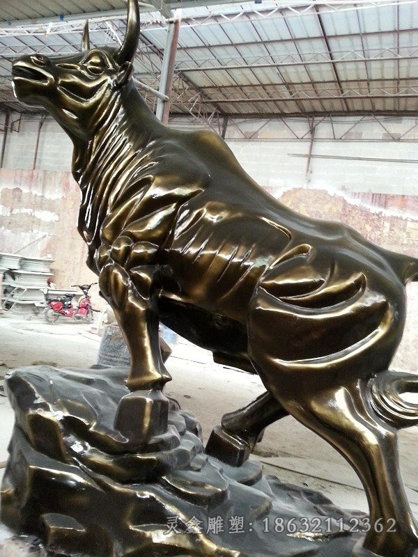 抬头牛公园景观铜雕