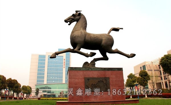 站姿马动物景观铜雕