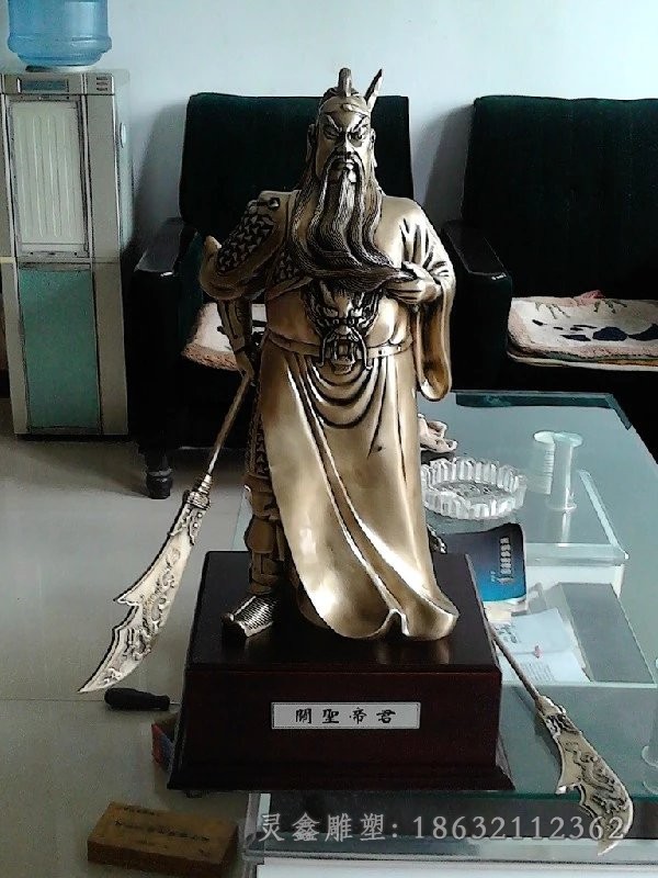 古代关公持刀庭院铜雕