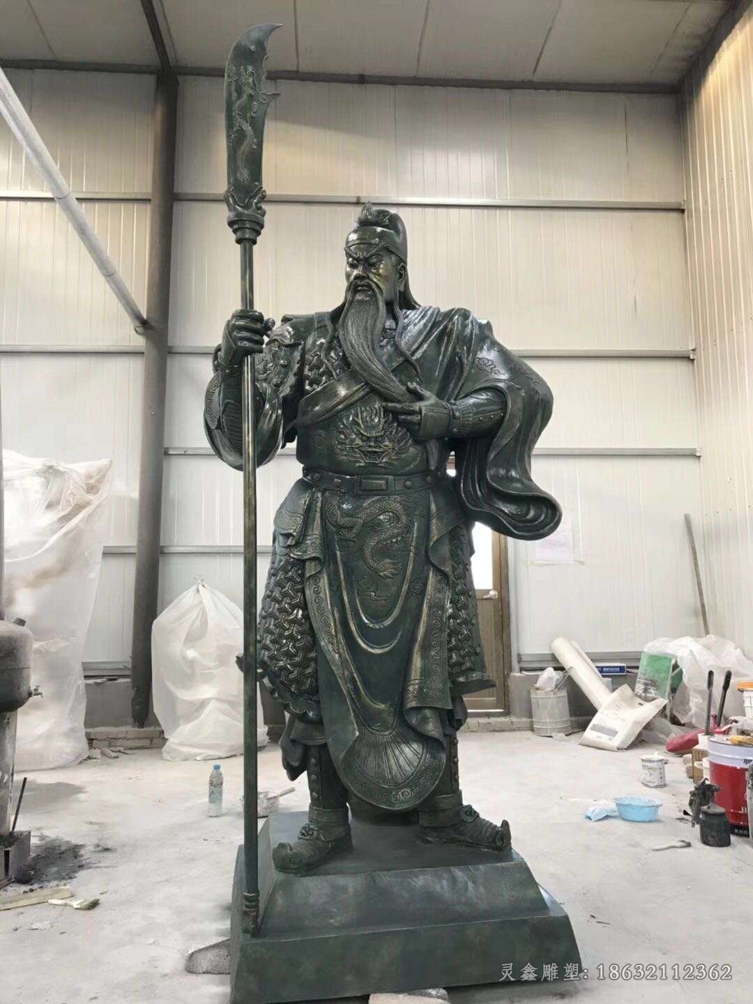 古代捋须关公广场铜雕