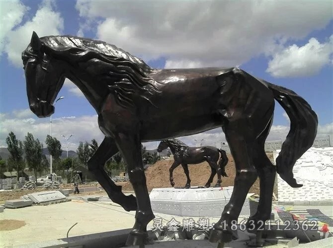 站姿马景区动物铜雕