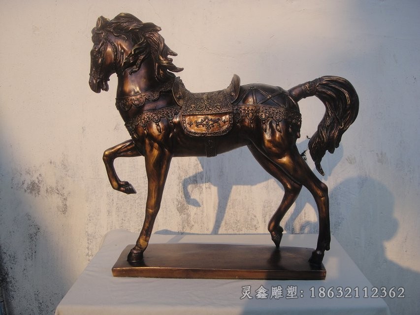 站姿马别墅动物铜雕