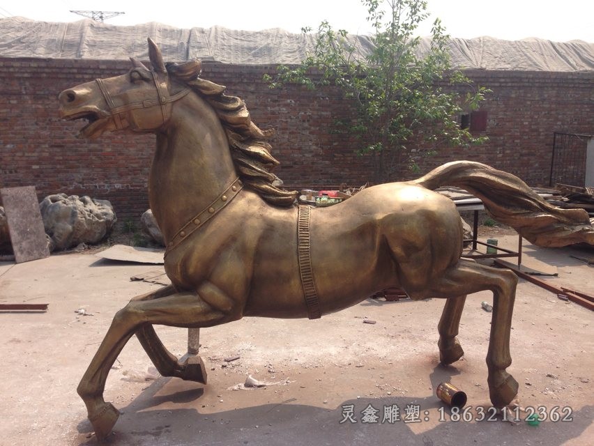 站姿马小区动物铜雕