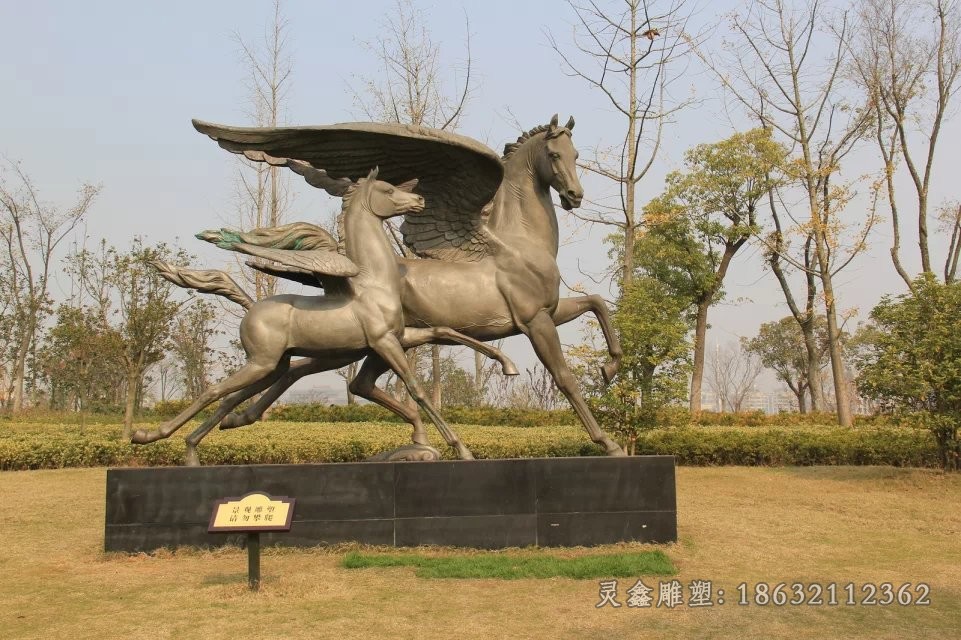 站姿马动物抽象铜雕