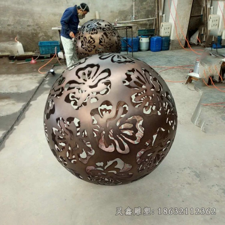 不锈钢街边镂空球雕塑