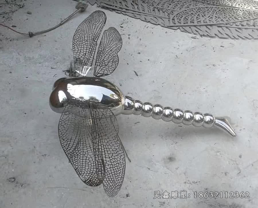 不锈钢镂空蜻蜓别墅雕塑